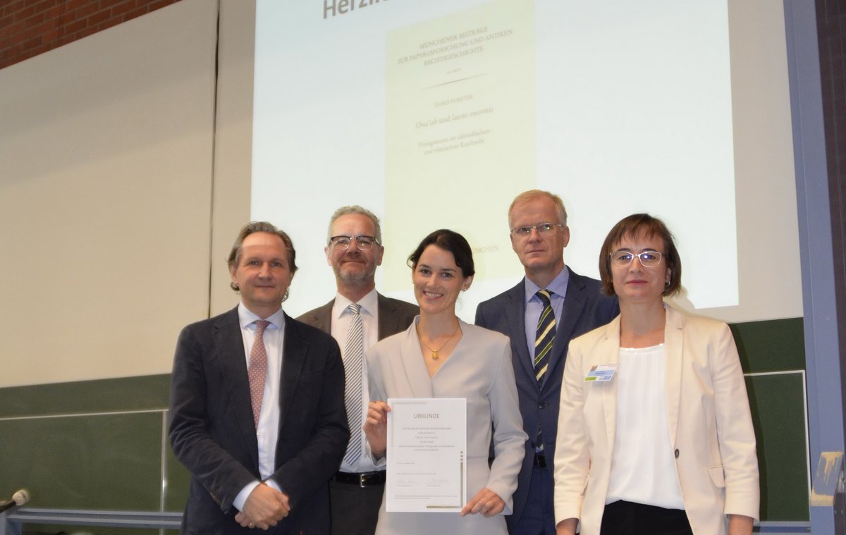 (v.r.) Prof. Dr. Ulrike Babusiaux, Universität Zürich; Henning Ziebritzki vom Verlag Mohr-Siebeck, Dr. Doris Forster, Dr. Jörn Laakmann vom Verlag Vandenhoeck und Ruprecht und Prof. Dr. T. Duve, Max-Planck-Institut für europäische Rechtsgeschichte.